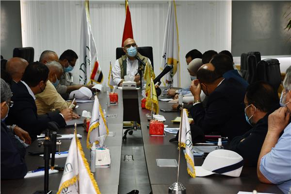  الدكتور عاصم الجزار، وزير الإسكان خلال الاجتماع