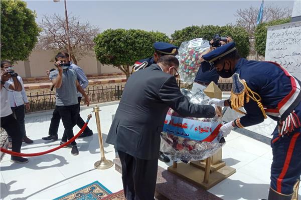  يضع إكليل الزهور على النصب التذكاري لشهداء قرية بني عديات 