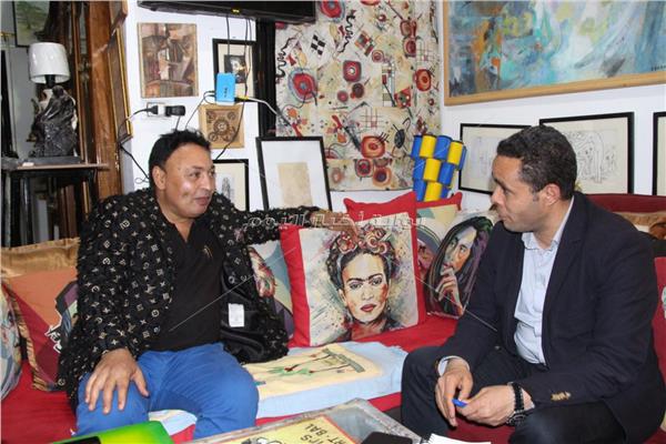 محرر بوابة أخبار اليوم مع الفنان التشكيلي  عبد الرازق عكاشة 