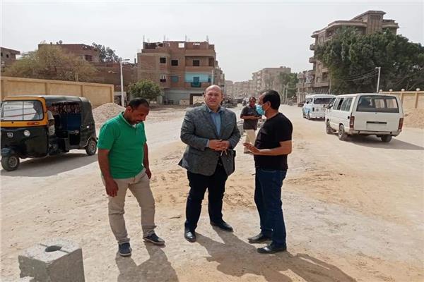 نائب محافظ الجيزة يتفقد مشروعات الرصف بطرق آثار سقارة السياحي والمريوطية الغربي وميت رهينة بالبدرشين