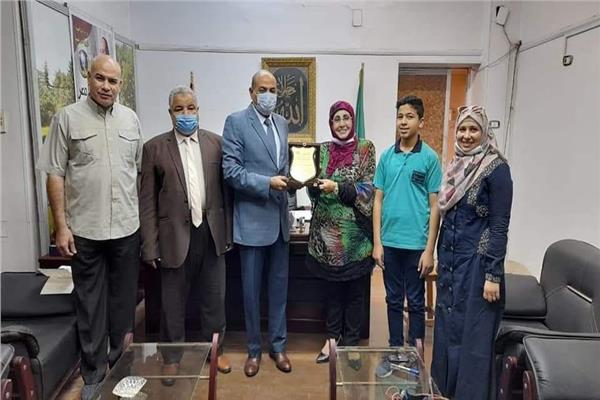  تكريم طالب اعدادي المدارس الخاصة بالمنيا لاختراعه الحذاء الذكي للمكفوفين