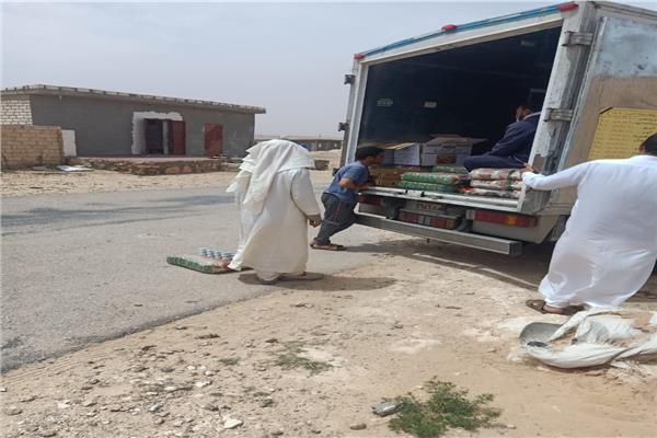 استمرار تسيير قوافل المواد الغذائية بالتجمعات البعيدة بمطروح 