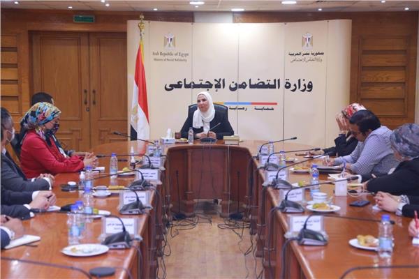وزيرة التضامن خلال لقائها بوفد من تنسيقية شباب الأحزاب والسياسيين