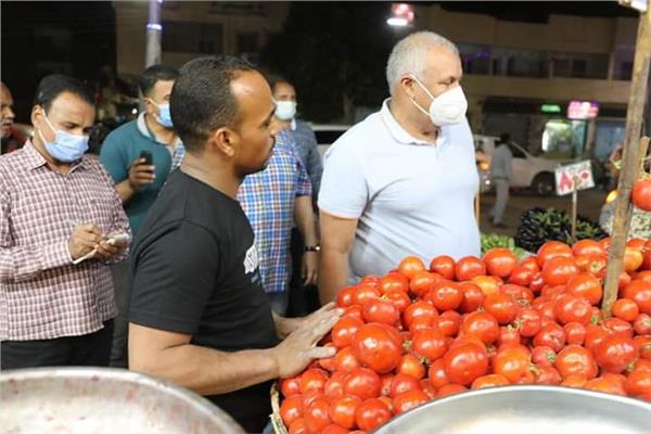 محافظ الوادي الجديد يتابع توافر السلع و إنضباط الأسواق بمدينة الخارجة