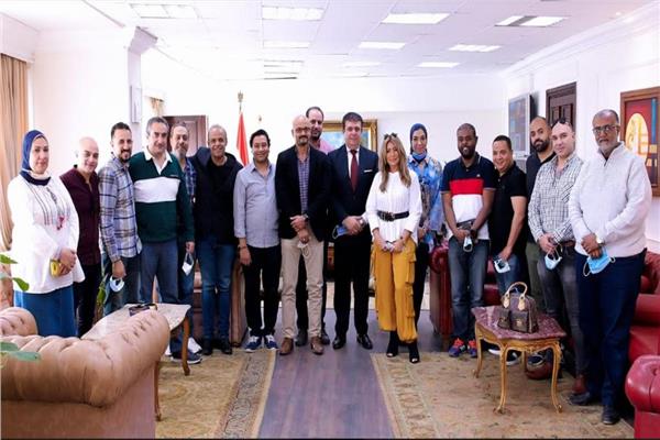 حسين زين يلتقى بفريق عمل برنامج "بيت للكل" 