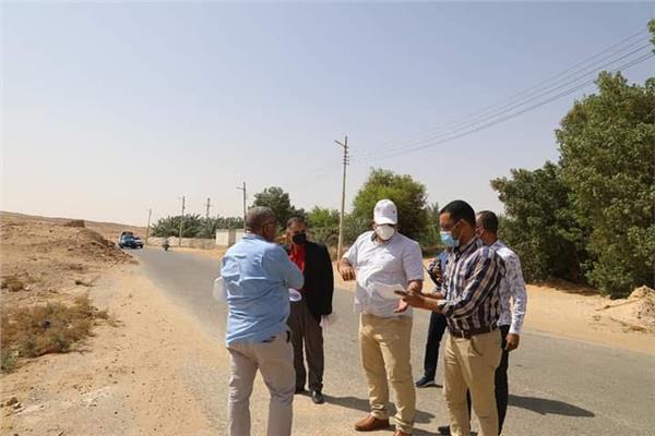 محافظ الوادي الجديد يوجه بإنشاء طريق يخدم مجمع المصالح الحكومية 