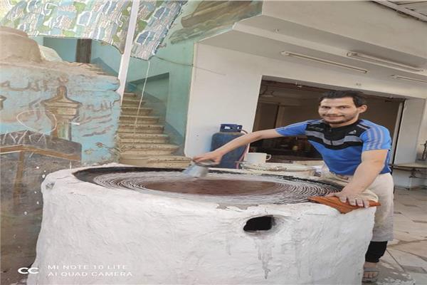 أحد صناع الكنافة بالشرقية