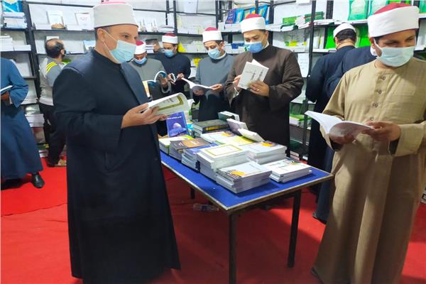 إقبال كثيف على إصدارات وزارة الأوقاف بمعرض فيصل التاسع للكتاب بالجيزة