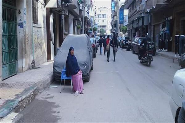 سامية «أم البنات».. أشهر سايس سيارات بدمنهور
