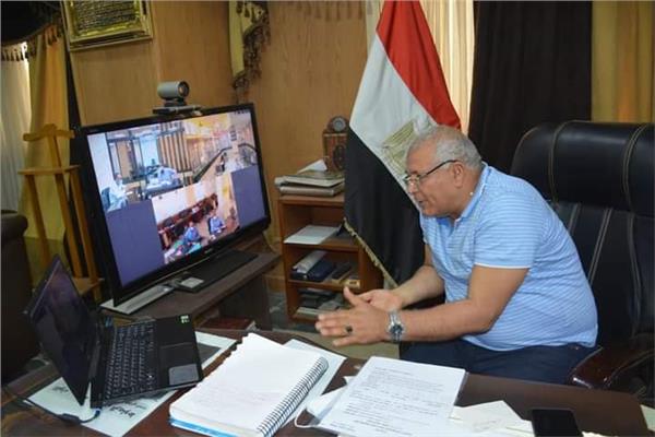 عبر الفيديو كونفرانس  محافظ الوادي الجديد يعقد إجتماع مع رؤساء مراكز المحافظة 