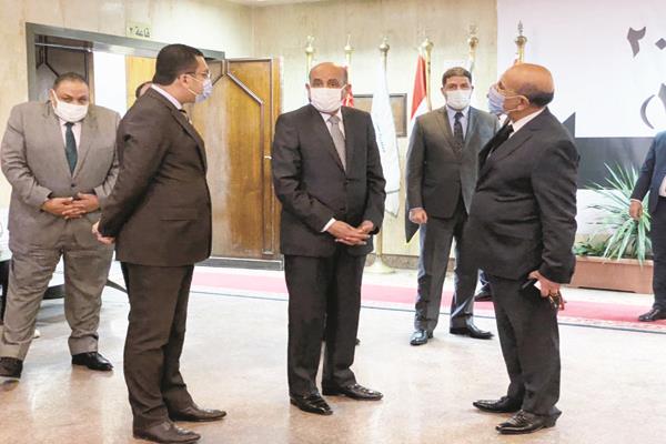 المستشار محمد محمود يتفقد إجراءات مواجهة كورونا داخل القاعات