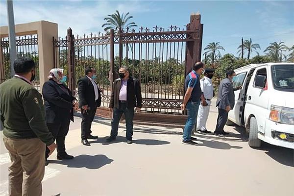  رئيسة مدينة رشيد تقود حملة على مواقف السيارات لمراقبة الإلتزام   بالأجرة والإجراءات الإحترازية 