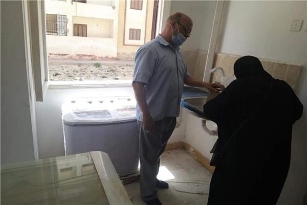 محافظ الإسماعيلية يمنح أسرة وحدة سكنية وفرشها بالكامل 
