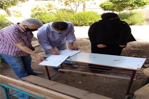 رئيس أشمون يتابع تنفيذ مشروعات حياه كريمة بقري المركز