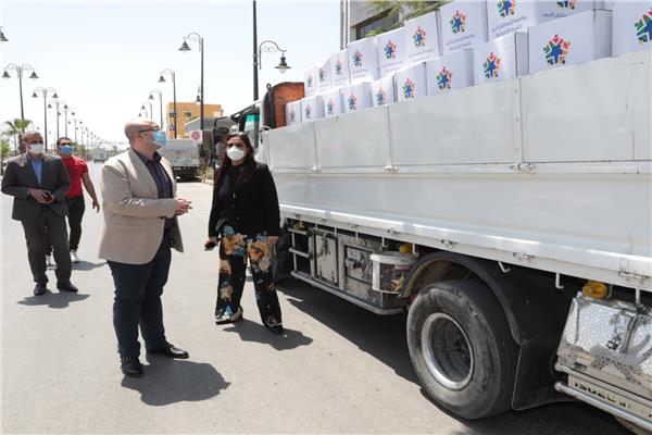 محافظ بني سويف يستقبل قافلة مساعدات غذائية للأسر الأولى بالرعاية