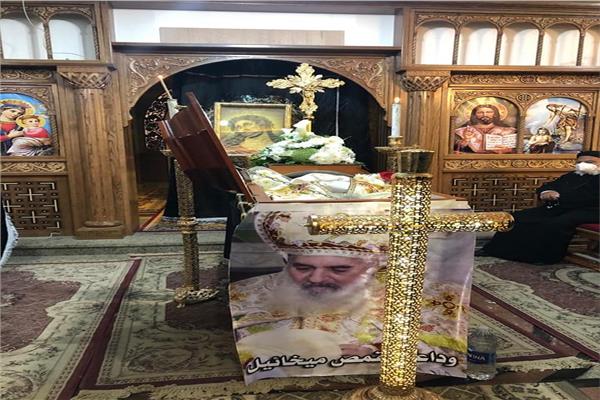 الأنبا أكسيوس يتراس صلاة تجنيز القمص ميخائيل