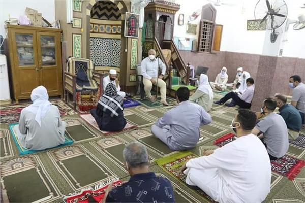 محافظ الوادي الجديد يلتقي أهالي قرية المنيرة بالخارجة 