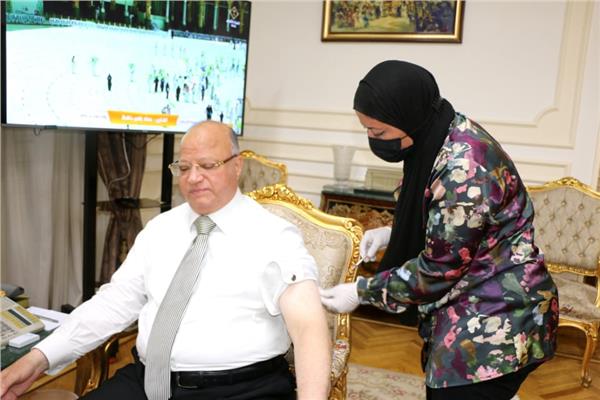 محافظ القاهرة يتلقى لقاح كورونا 