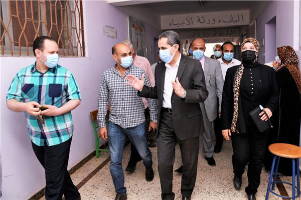 محافظ الغربية : اثناء متابعة الكشف  ضمن مبادرة حياة كريمة 