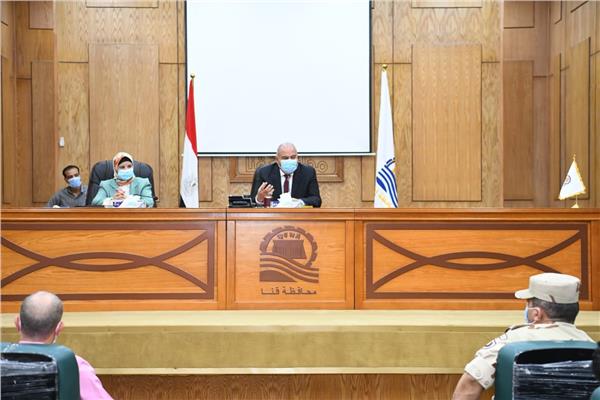 محافظ قنا