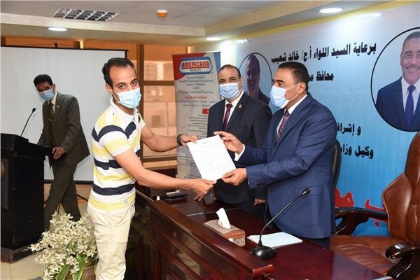 تسليم عقود عمل لشباب محافظة مطروح 