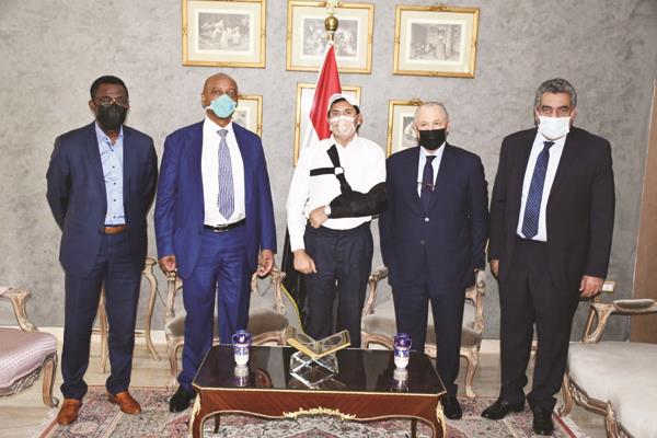 د. أشرف صبحى يرحب فى منزله برئىس الكاف وأبوريدة ومجاهد