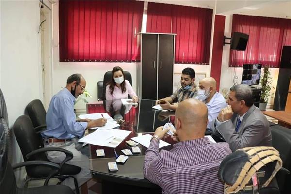 أهالي عزبة حرب يوقعون عقود الوحدات السكنية الجديدة بحضور نائب المحافظ