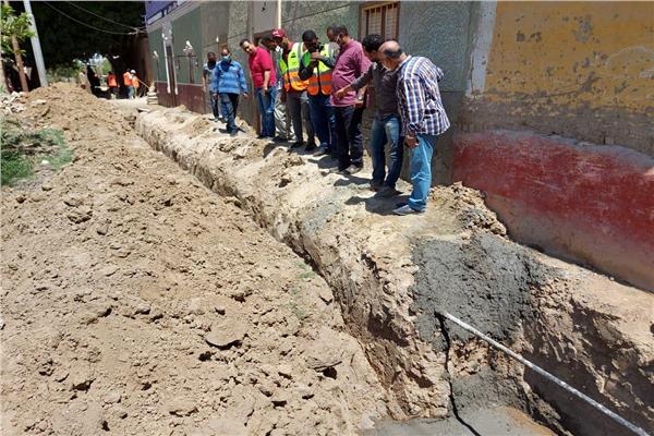 العمل على قدم وساق فى تركيب شبكات انحدار الصرف بقرى إسنا
