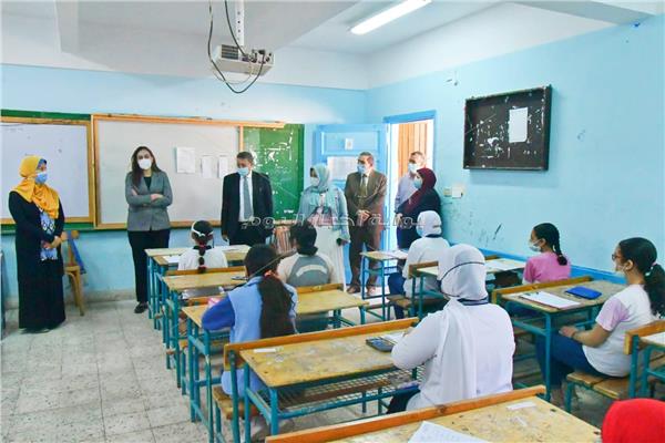  نائب المحافظ ووكيل تعليم البحيرة يتفقدان إنتظام سير الإمتحانات فى يومها الأخير