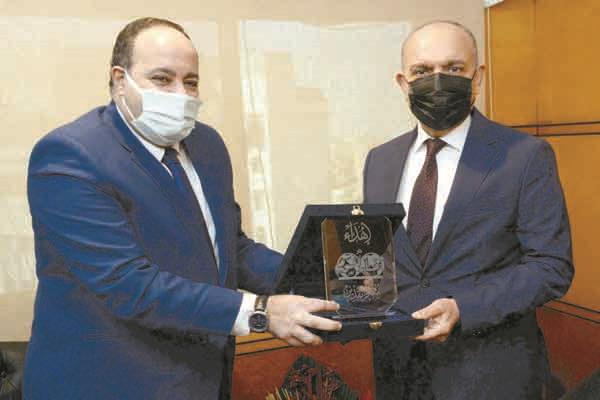 الكاتب الصحفى أحمد جلال  يسلم السفير الأردني درع مؤسسة «أخبار اليوم»