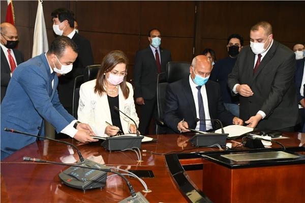وزيرا النقل والتخططيط والتنمية الاقتصادية يشهدان توقيع مذكره تفاهم