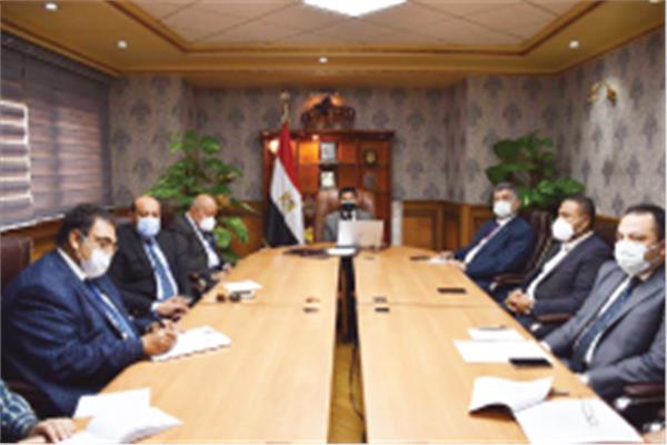  د. أشرف صبحى خلال اجتماعه مع مجلس إدارة النادو المصرى