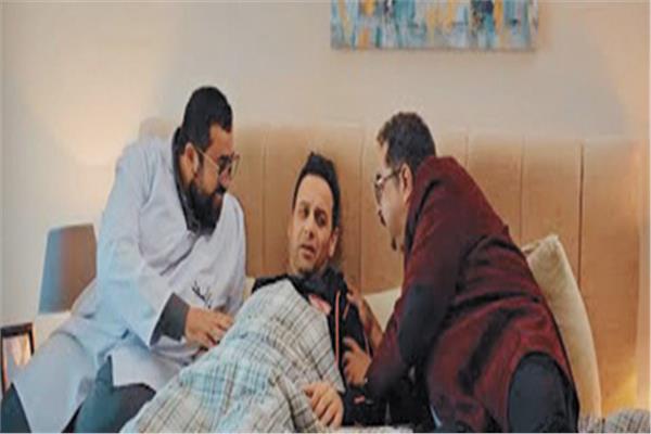 مصطفى قمر وطارق عبدالعزيز ومحمد طعيمة فى مشهد من مسلسل «فارس بلا جواز»