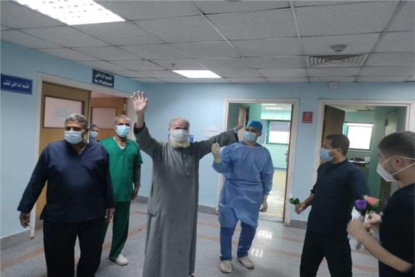  بالورود والدعاء   رفع الروح المعنوية للمتعافين من فيروس كورونا بسوهاج