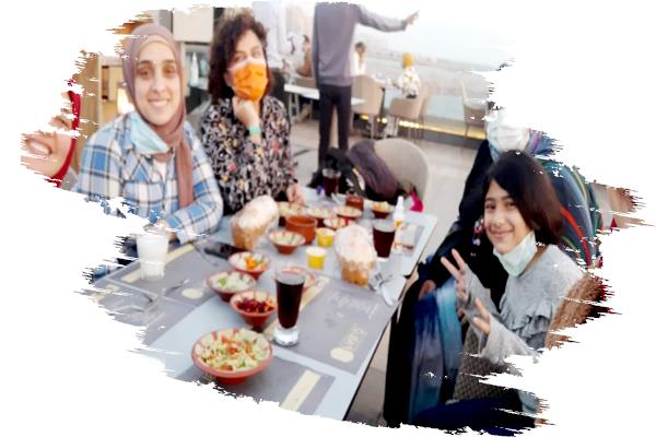 الفطار على البحر أحلى مع العيلة