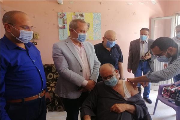 وكيلا وزارة  الصحة  بالدقهلية  يشهد  تلقي أولى جرعات لقاح كورونا