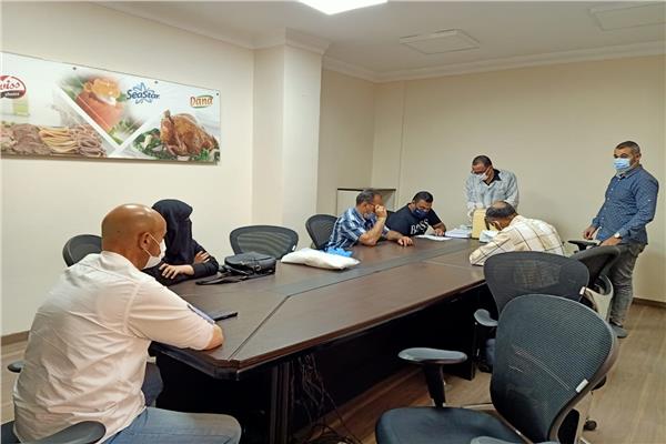 جانب من حملة التطعيم لعمال المصانع