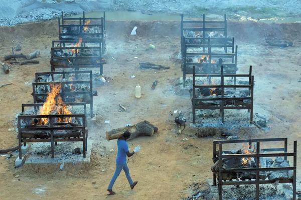  مركز لإحراق جثث ضحايا كوفيد ـــــ 19 فى ضواحى بانغالور فى الهند    