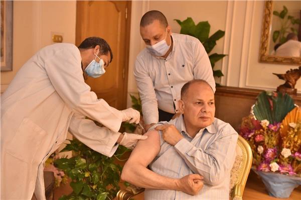 محافظ اسيوط يتلقي الجرعة الأولى من لقاح فيروس كورونا   