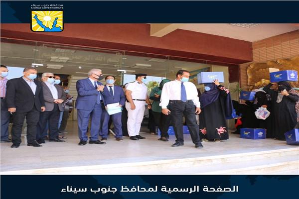 محافظ جنوب سيناء يلتقي عمال وعاملات النظافة بطور سيناء