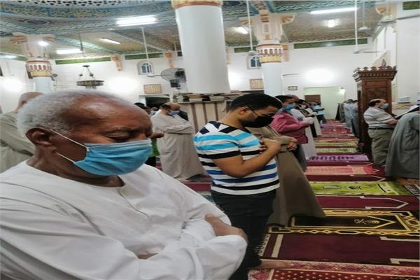 المساجد بمحافظ قنا يظهرون وعيًا وتعاونا كبيرين