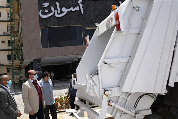 محافظ أسوان يتفقد معدات وسيارات النظافة 