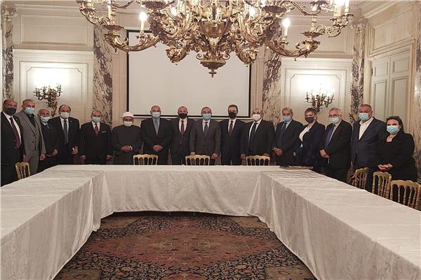 السفير المصري بباريس يناقش مع الجالية الترويج للسياحة وأزمة سد النهضة
