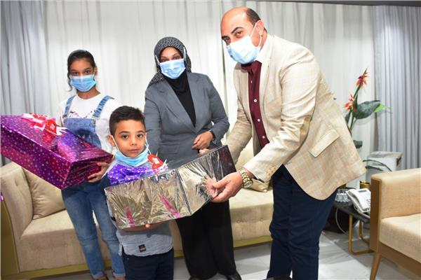 محافظ أسوان يستقبل أسرة المهندس على أبو القاسم