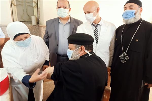 مواطنون يتلقون لقاح كورونا بالشريقة