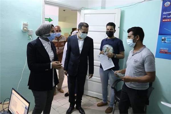 نائب محافظ الوادي الجديد تتابع منظومة العمل بمركز تلقي لقاح فيروس كورونا بالخارجة 