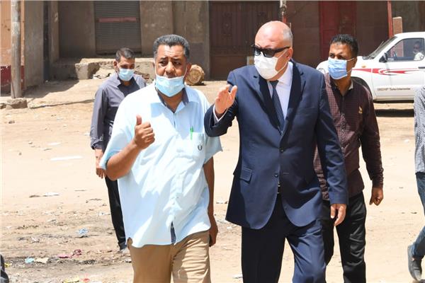 محافظ قنا يتابع أعمال رفع القمامة 