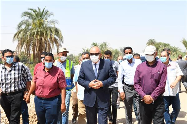 محافظ قنا بجولة في نجع حمادي