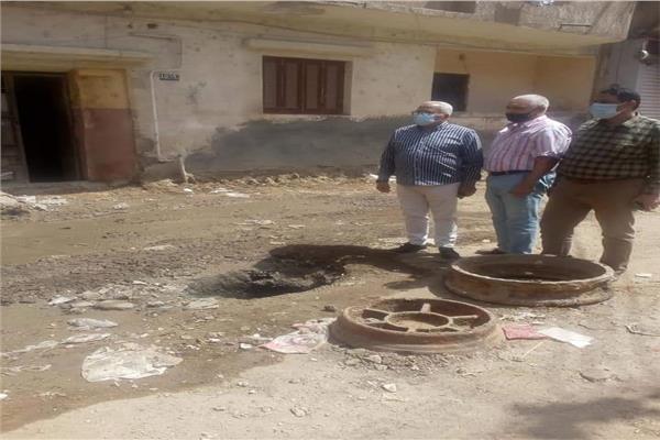  رئيس شركة مياه المنوفية يتابع ميدانيا أعمال الاصلاح بشبين الكوم.صور
