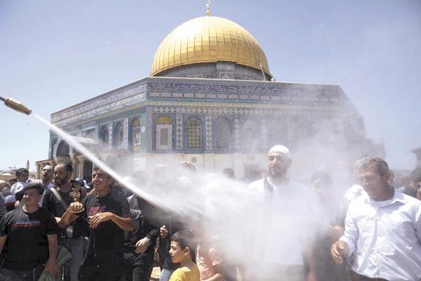 شرطة الاحتلال ترش المياه لطرد المصلين 